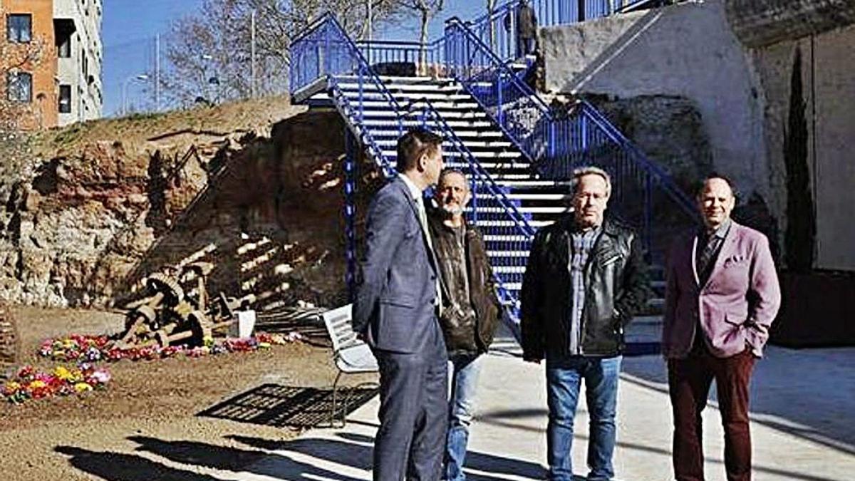 El alcalde, Francisco Guarido (centro), junto al jefe de Parques y Jardines investigado, Alberto Vega (derecha).