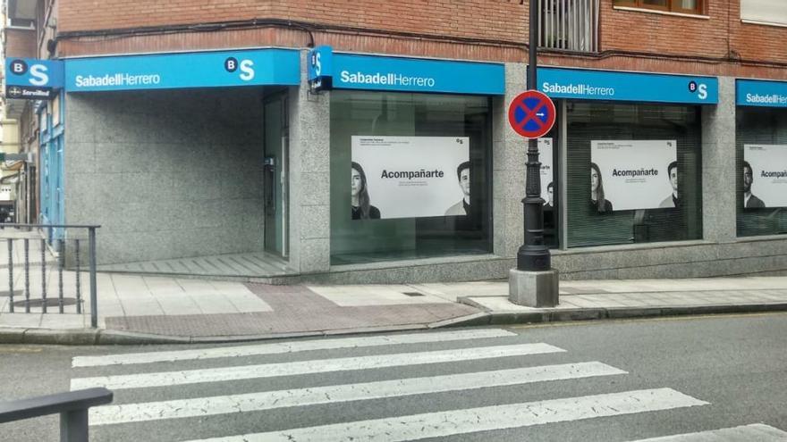 Nuevo atraco a un banco a punta de pistola en Oviedo