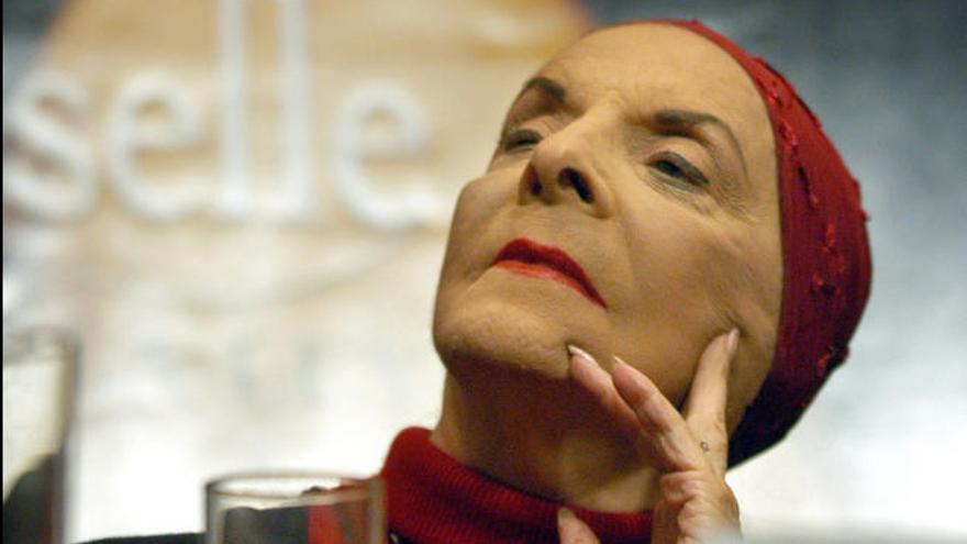 Alicia Alonso con el premio Estrella del Siglo .