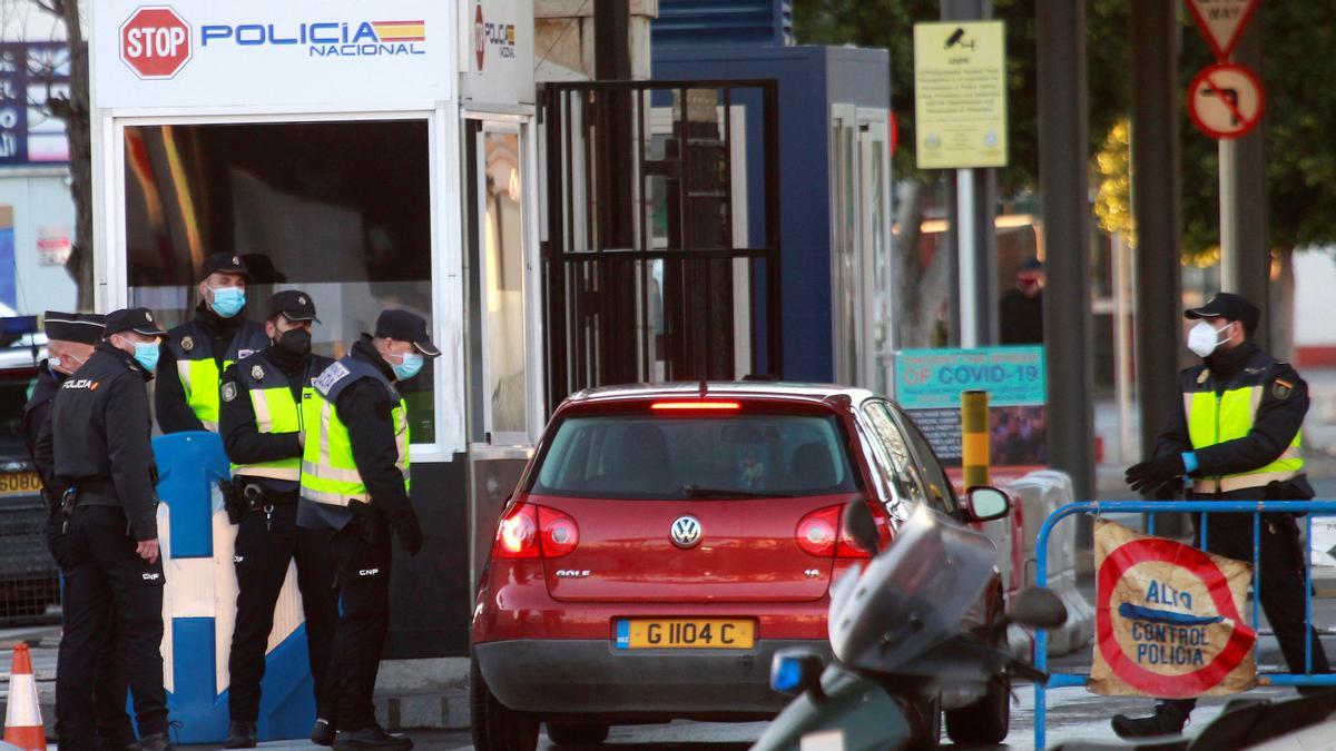 Agentes de la Policía Nacional controlan el acceso al Peñón de un coche con matricula de Gibraltar en la Línea de la Concepción.