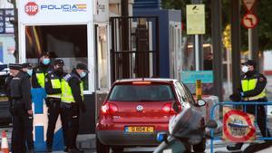 Agentes de la Policía Nacional controlan el acceso al Peñón de un coche con matricula de Gibraltar en la Línea de la Concepción.