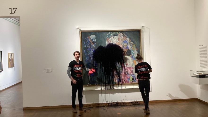 Activistas ecologistas rocían con líquido negro un cuadro de Klimt en Viena