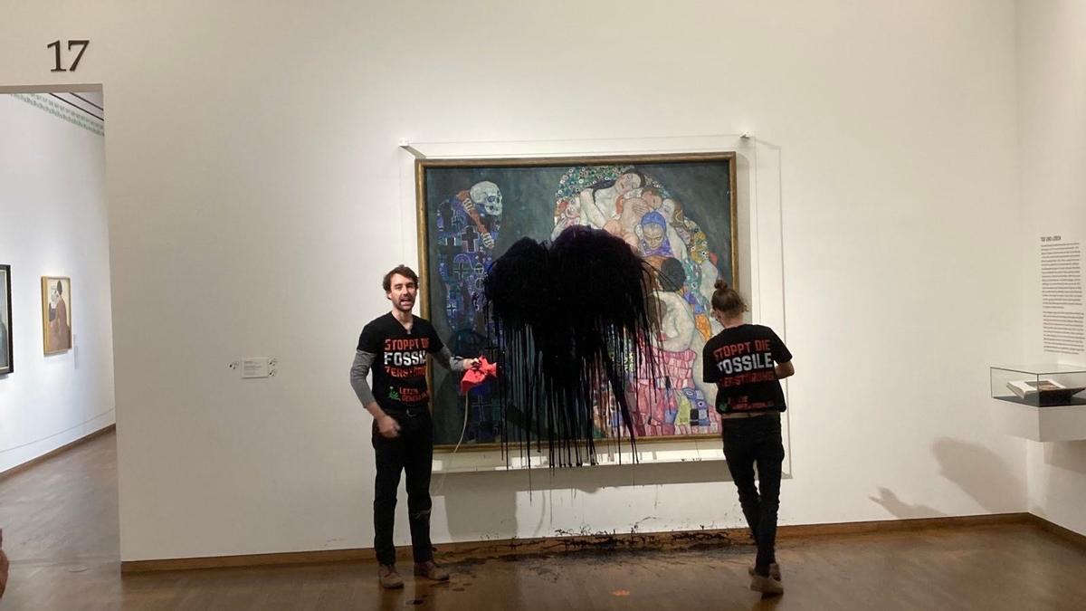 Activistas ecologistas lanzan un líquido sobre el cuadro &#039;Muerte y Vida&#039;, de Klimt.