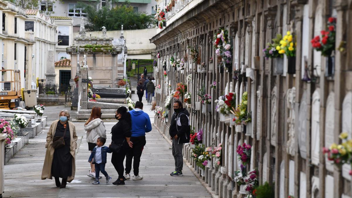 Visita al cementerio de San Amaro en el Día de Todos los Santos.