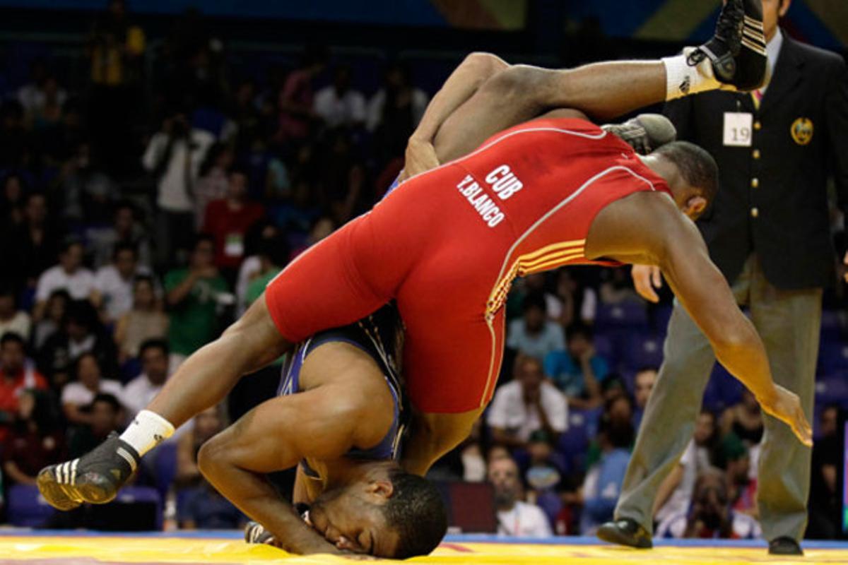 El nord-americà Jordania Burroughs, de blau, i el cubà Yunierki Blanco competeixen a la final de lluita lliure en la categoria masculina de 74 kg als Jocs Panamericans de Guadalajara (Mèxic).