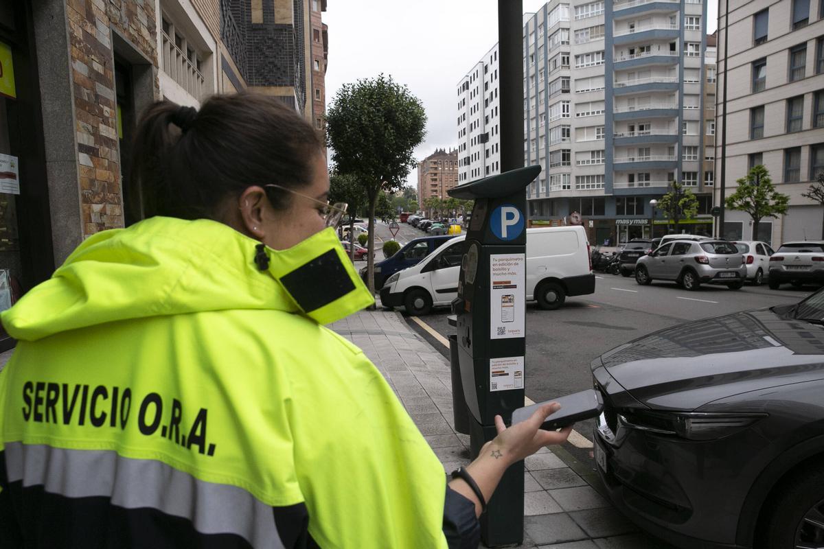 Una controladora de la zona azul de Avilés, en una imagen de archivo