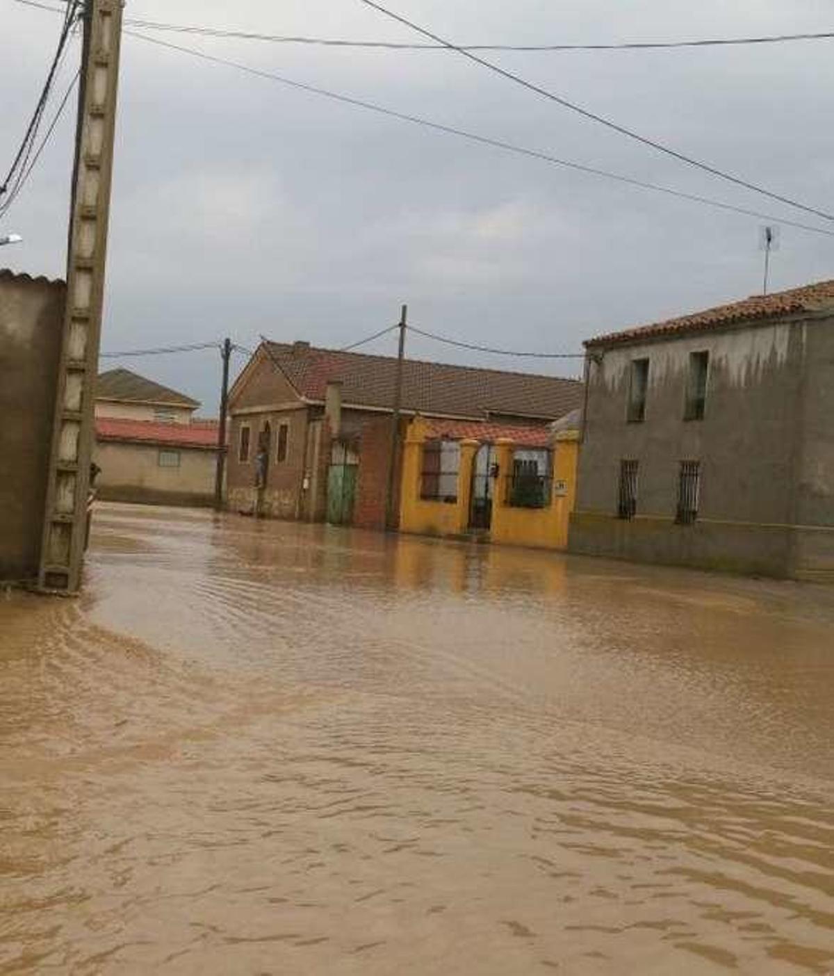 Las tormentas generan múltiples cortes de luz y teléfono en la zona oeste de la provincia