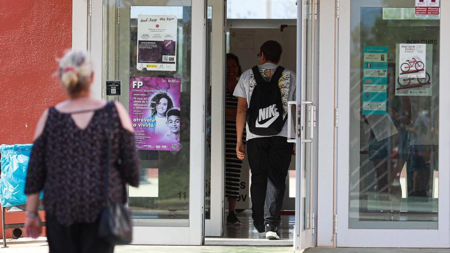 Pablo Valenzuela cruza la puerta del instituto Algarb el primer día de clase. | TONI ESCOBAR