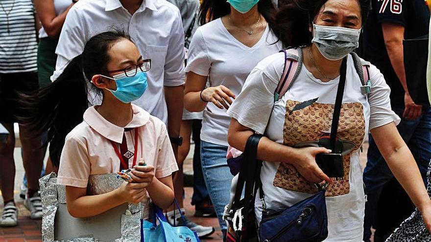 Una estudiante con mascarilla en Hong Kong.