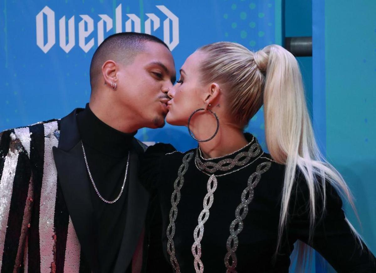Evan Ross and Ashlee Simpson kiss as they arrive ...