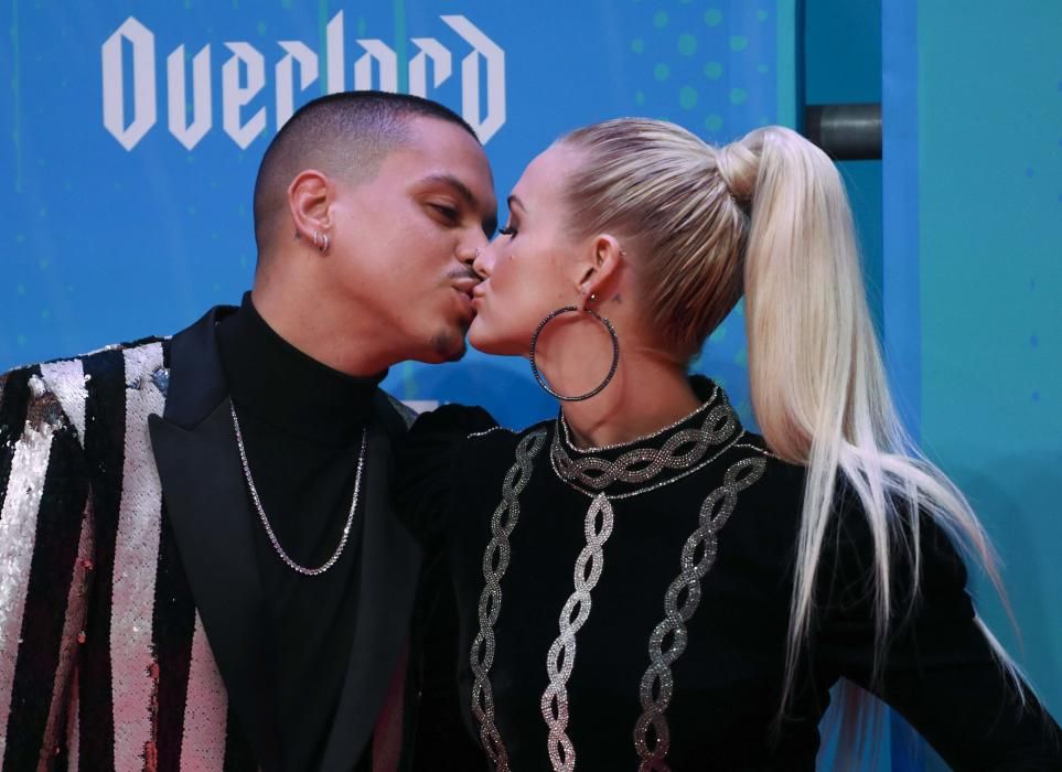 Evan Ross and Ashlee Simpson kiss as they arrive ...