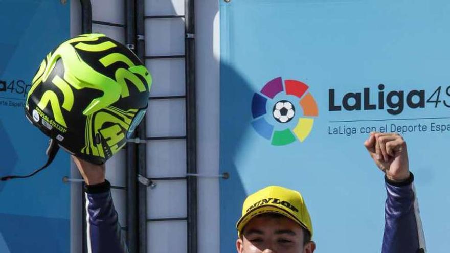 Borja Sánchez celebra un podio en el Campeonato de España.