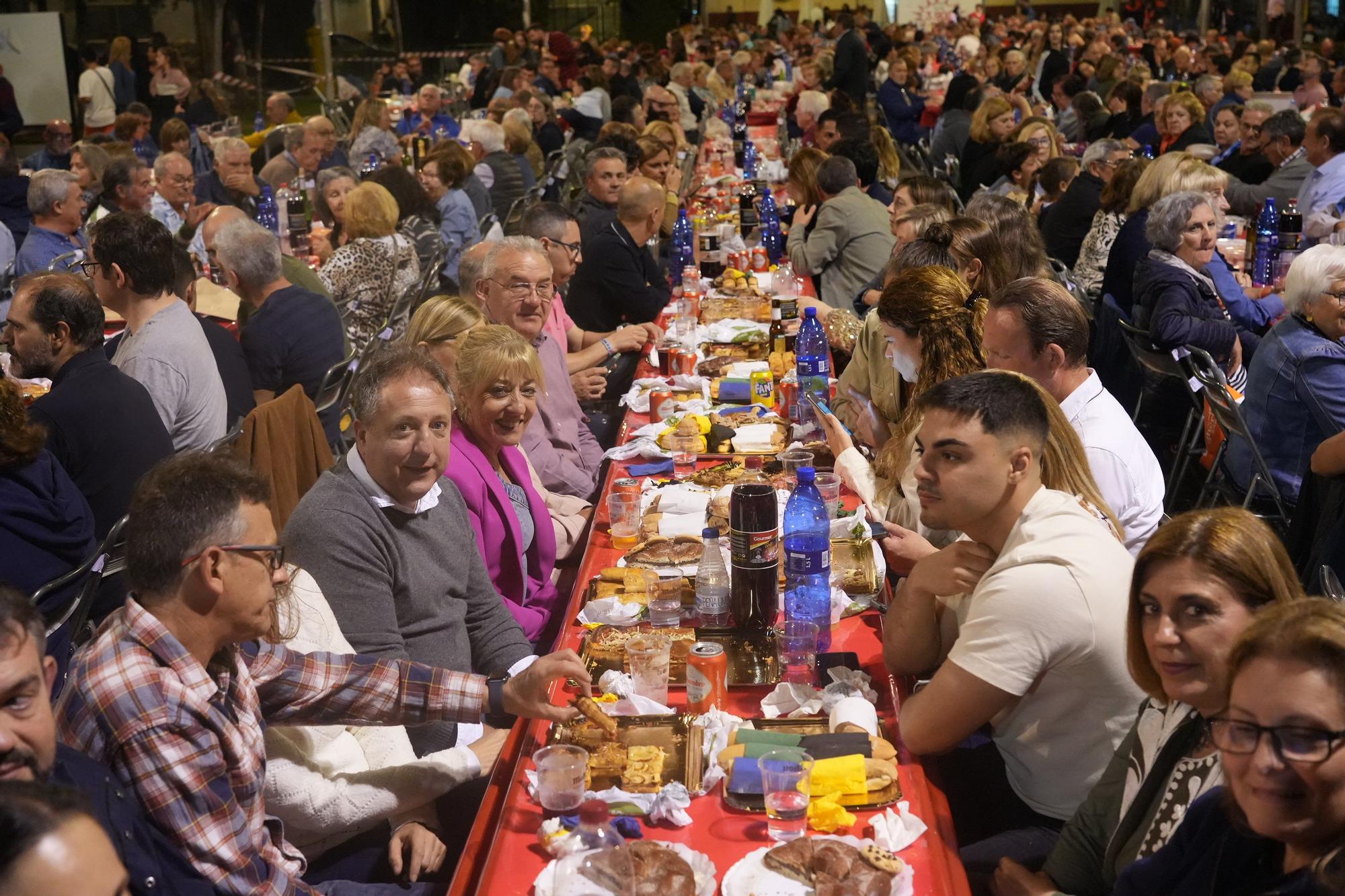 Búscate en la galería de fotos del 'sopar de pa i porta' de las fiestas de Almassora