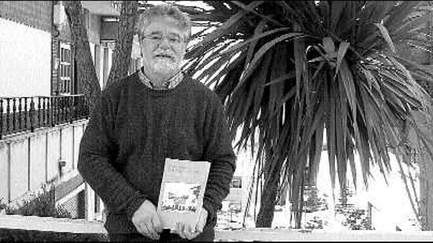 Senén González Ramírez, con su último libro.