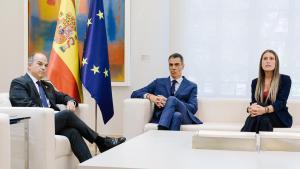 (I-D) El secretario general de Junts, Jordi Turull; el presidente del Gobierno, Pedro Sánchez, y la portavoz del Grupo Parlamentario Junts, Miriam Nogueras.