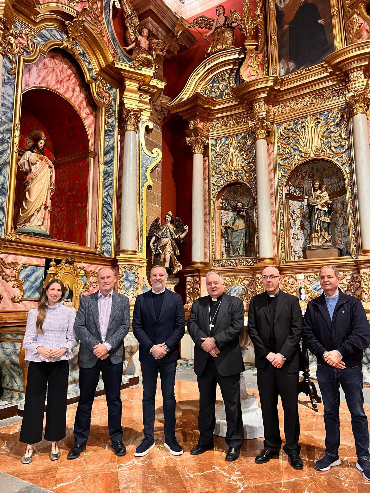 Miguel Á. Ramírez y José Mazuelos junto a sus equipos en el templo.