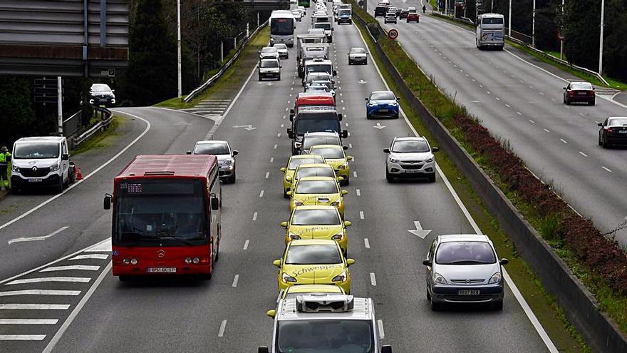 Caravana de vehículos por Alfonso Molina. |  // CARLOS PARDELLAS