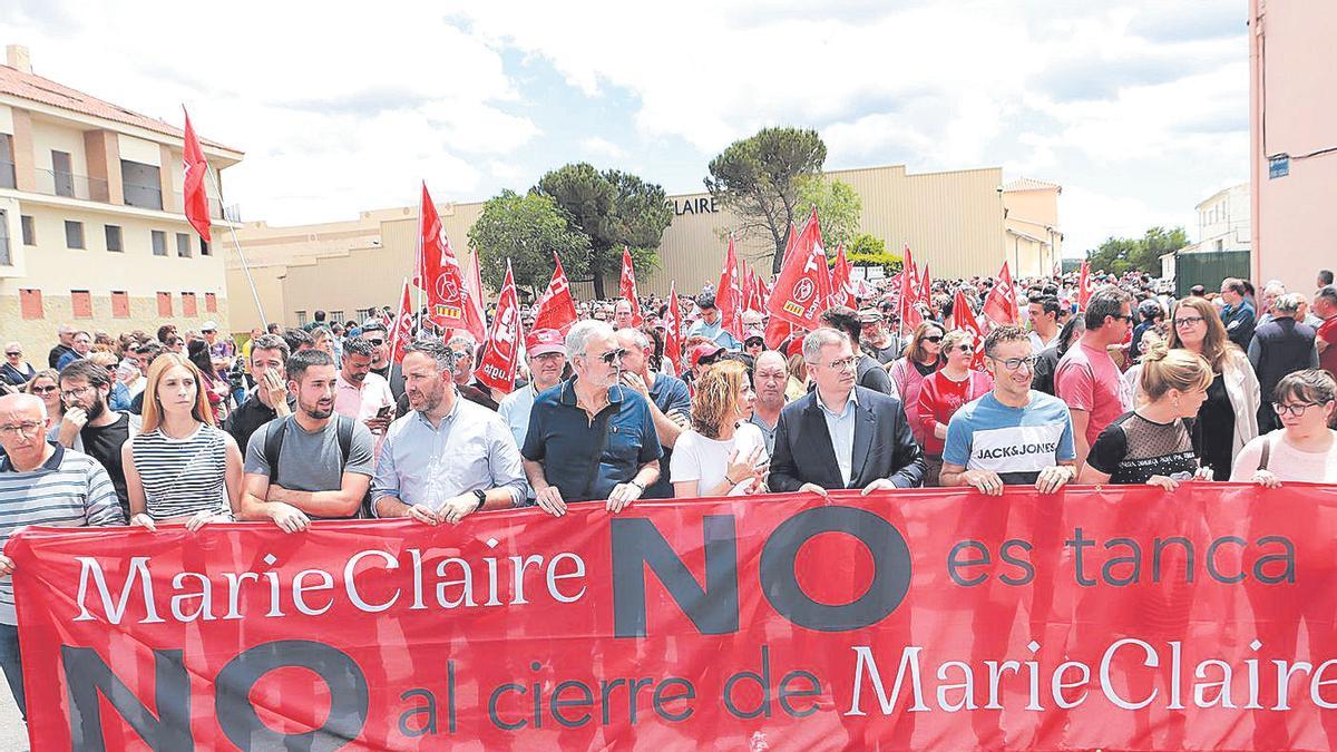 Manifestación en Vilafranca contra el anuncio del cierre de Marie Claire, el pasado mes de junio.