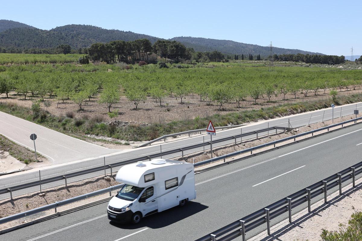 Terrenos donde se proyecta el polígono Alcoi Sud en la linde con Ibi