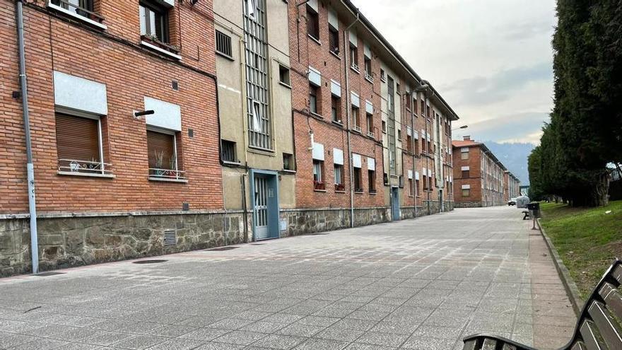 Mieres se suma a los vecinos y exige al Principado que se compren pisos vacíos para el parque de vivienda pública