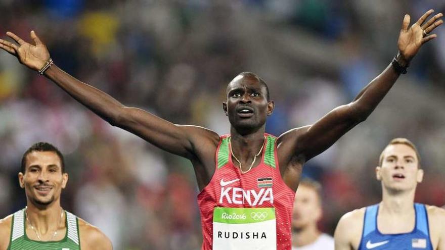David Lekuta Rudisha celebra su segundo oro olímpico en la final de 800 metros de los Juegos Olímpicos de Río de Janeiro.