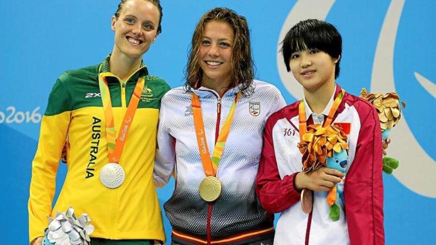 Núria Marquès, al centre del podi dels 400 lliures, entre l&#039;australiana Ellie Cole i la xinesa Jialing Xu