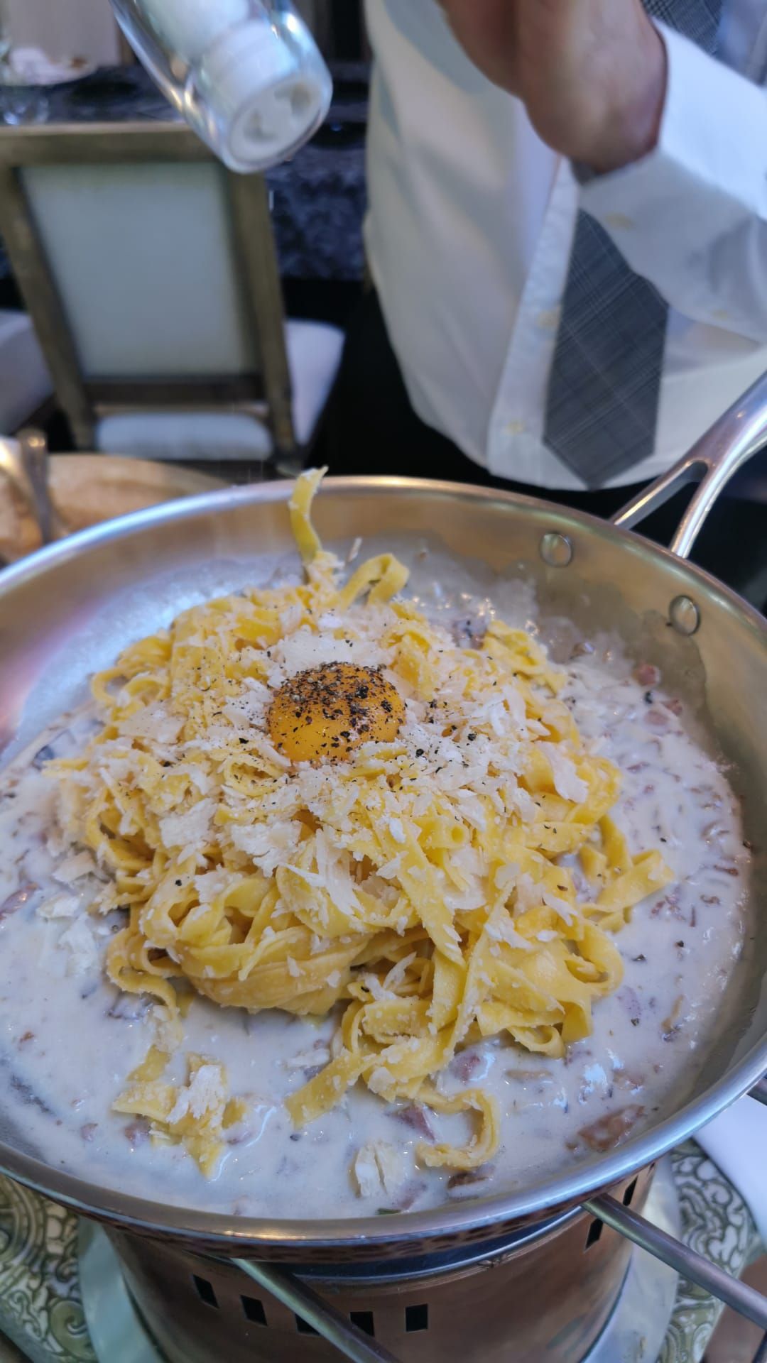 cómo se hace el famoso 'Tagliatelle al Parmesano' de la rueda de queso del restaurante El Foro