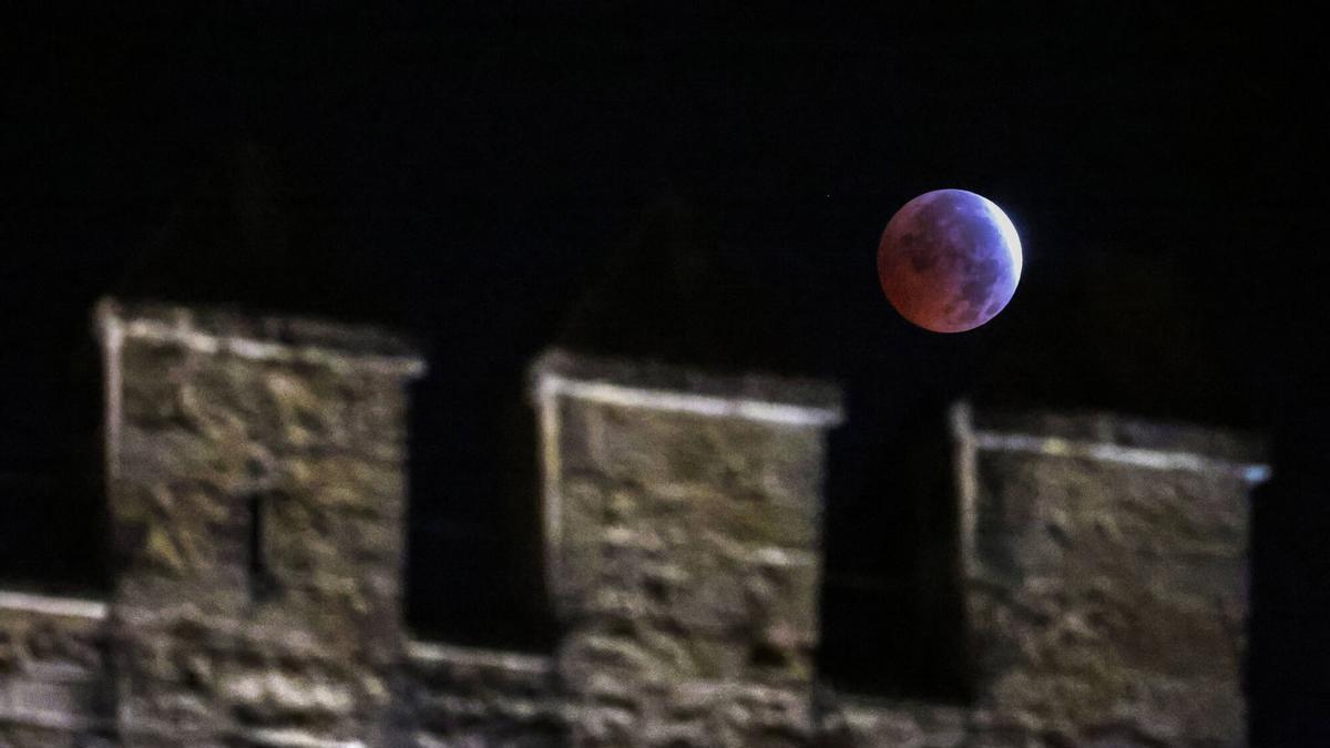 Tumbonas, telescopios y chocolate caliente: España prepara una noche en vela para ver el eclipse lunar