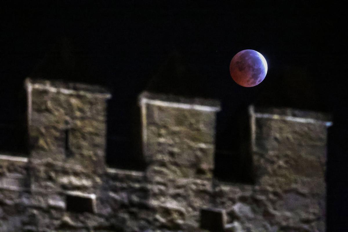 La Luna se tiñe de rojo sobre Córdoba La Luna se tiñe de rojo sobre Córdoba