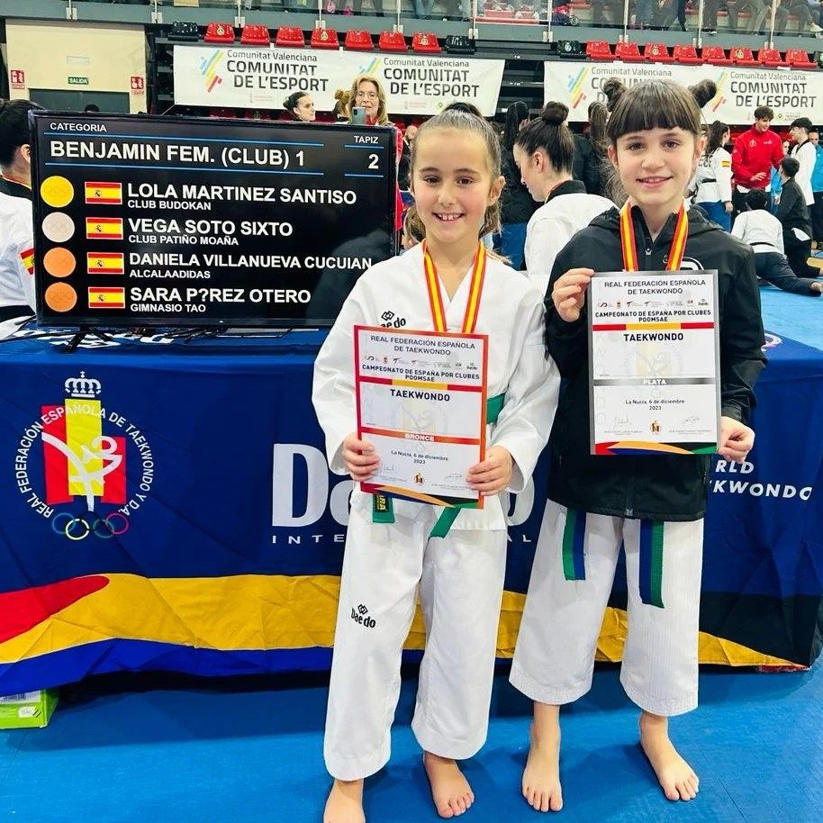 Vega Soto (a la derecha) junto a una de las deportistas que la acompañó en el podio.