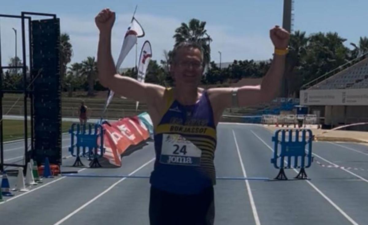 Isaac Barragán, al cruzar la meta como campeón de España.