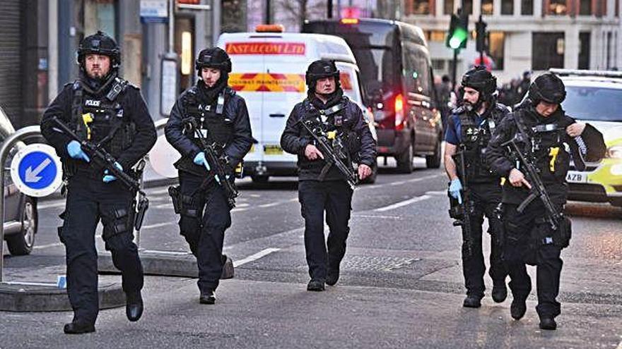 Dues persones moren i tres resulten ferides en un atac terrorista a Londres