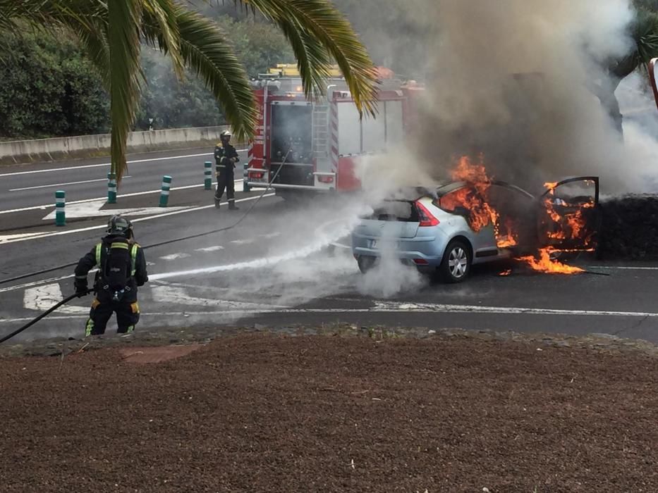 Incendio de un vehículo en la TF-5 a la altura de La Victoria.