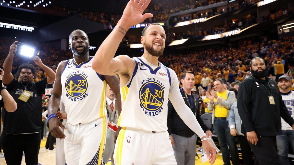 Curry y Draymond Green celebrando la victoria