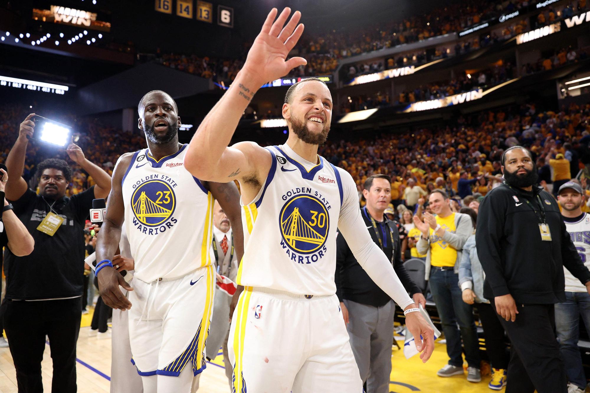 Curry y Draymond Green celebrando la victoria