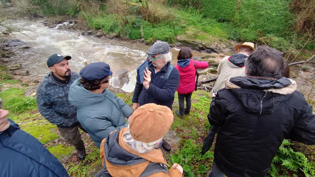 Algunos de los participantes en la visita a la parcela de Adega en Ponte Cabirta y al patrimonio del Sar