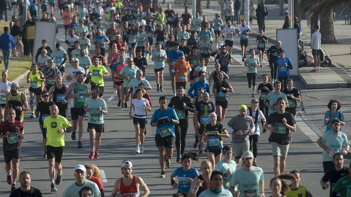 Los corredores participantes en la Maratón de Barcelona recorriendo la avenida del Litoral en la Villa Olímpica.