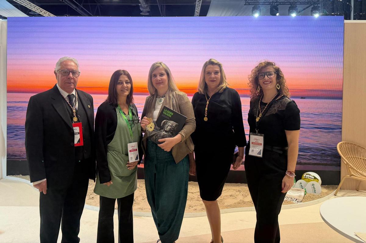 La fotógrafa y antropóloga visual Rosa Gómez junto a miembros de la Real Orden de la Dama en Fitur