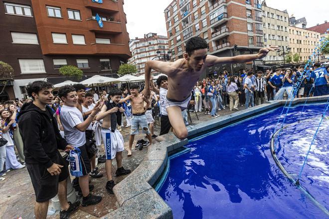 Baños en la fuente, abrazos, lágrimas de felicidad... La afición celebra la victoria del Real Oviedo por todo lo alto