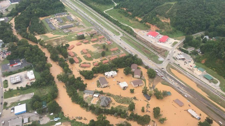 Una familia de Tennessee salva su casa de las inundaciones construyendo un dique