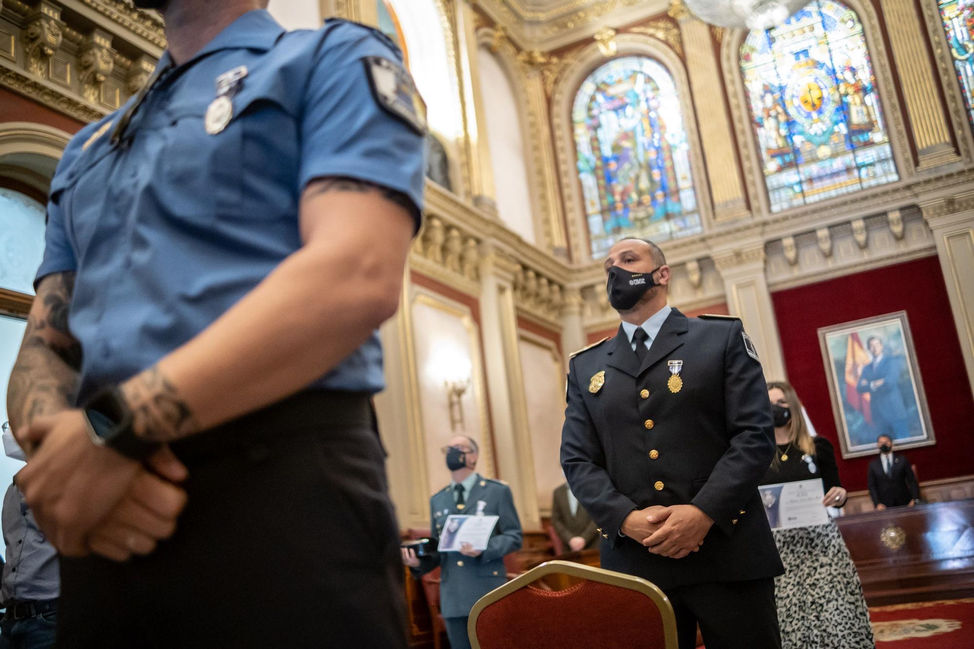 Entrega medallas a la Policía Local Santa Cruz