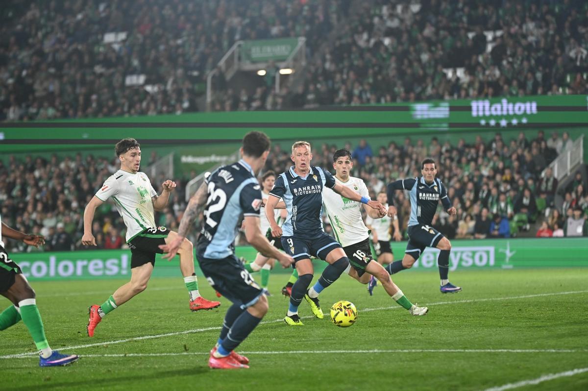 Lance de los minutos finales entre el Córdoba CF y el Racing de Santander.
