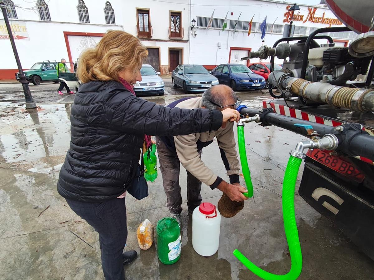 Vecinos de Rute se abastecen con garrafas de agua potable en un camión cisterna.