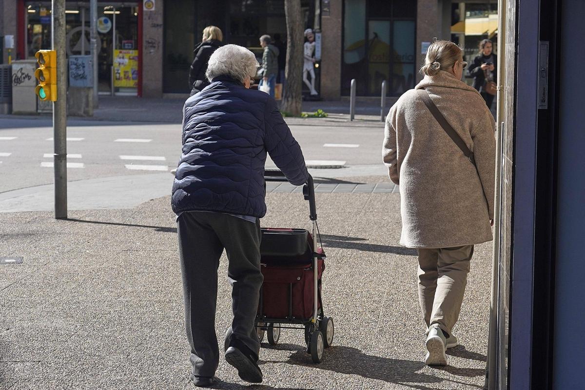 Gent gran passejant per Girona en una imatge d’arxiu.