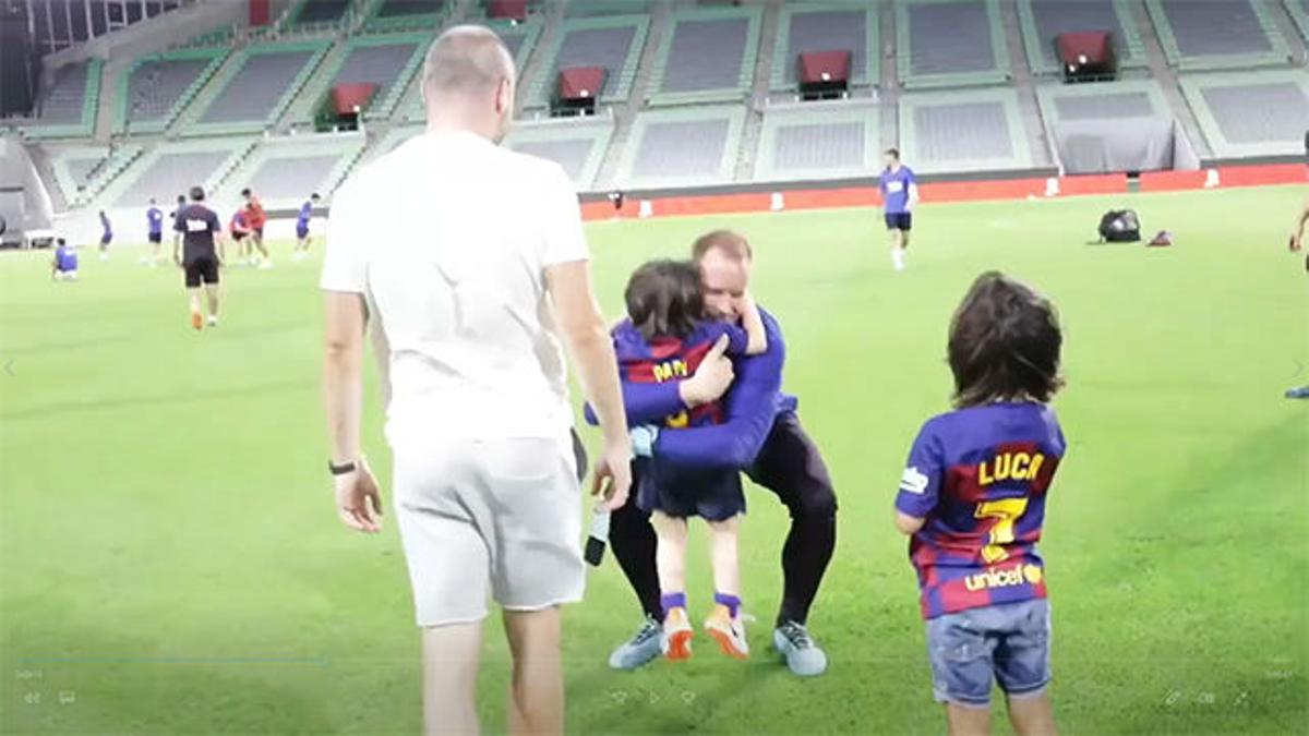 Así fue el reencuentro de Iniesta con los jugadores del Barça