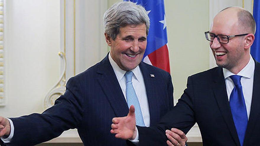 John Kerry, junto al primer ministro ucraniano, Arseni Yatseniuk.