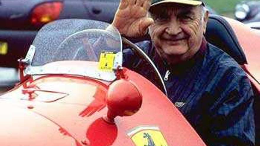 José Froilán González, a los mandos de un Ferrari. | lne