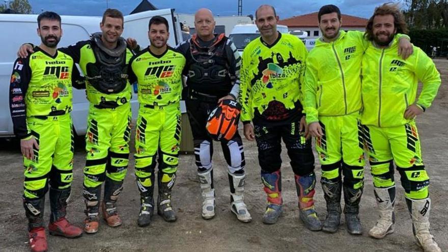 Foto de grupo de los pilotos del equipo Enduro Motoclub Ibiza, en la cita celebrada en Toledo. | MFIE