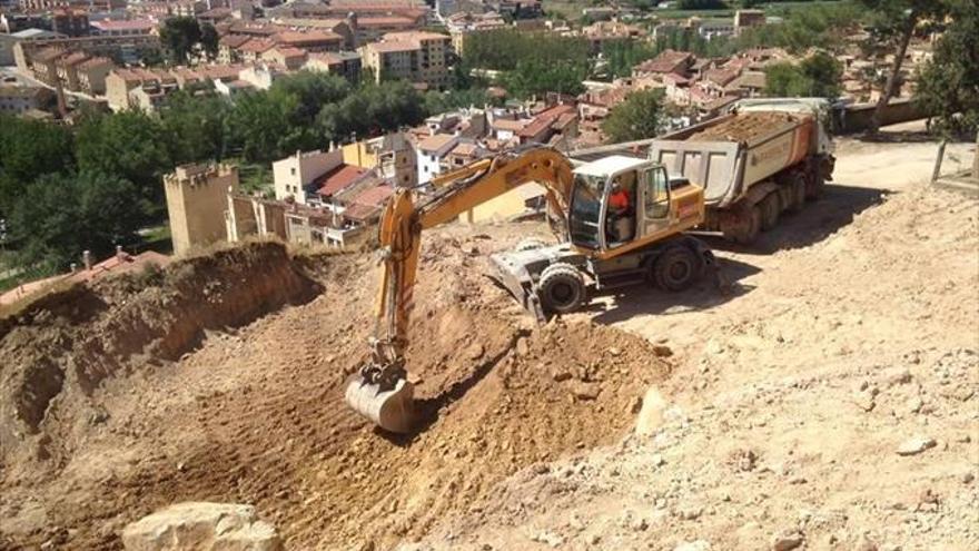 Los vecinos afectados por la avalancha acceden a sus casas