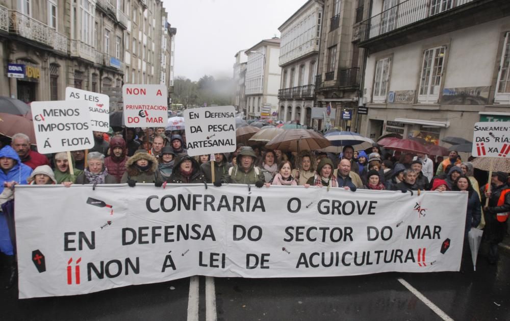 Miles de marineros protestan en Galicia para defen